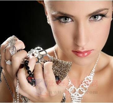 香港零售市场持续疲软，珠宝首饰领衔下滑显低迷